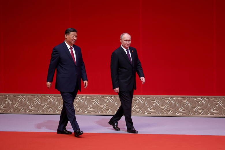 Przewodniczący KC Komunistycznej Partii Chin Chin Xi Jinping i prezydent Federacji Rosyjskiej Władomir Putin wzięli udział w koncercie z okazji 75. rocznicy