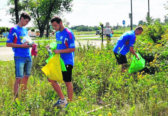 Sierpień. Sandomierzanie sprzątali brzegi Wisły. W akcji wzięli udział między innymi przedstawiciele klubu Wisła Sandomierz.