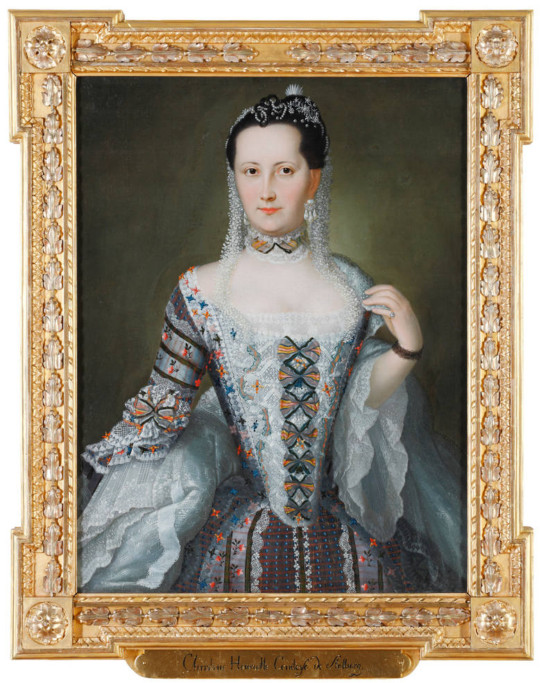 Najładniejszy jest portret Krystyny Henrietty von Hochberg, gdyż artysta w mistrzowski sposób oddał urodę i piękno szat sportretowanej hrabiny.<br /> <br /> Christine Henriette von Hochberg, de domo Stolberg-Stolberg, żona Hansa Heinricha V <br /> F.W. Hoepffner, 1762 r., olej na płótnie <br /> 