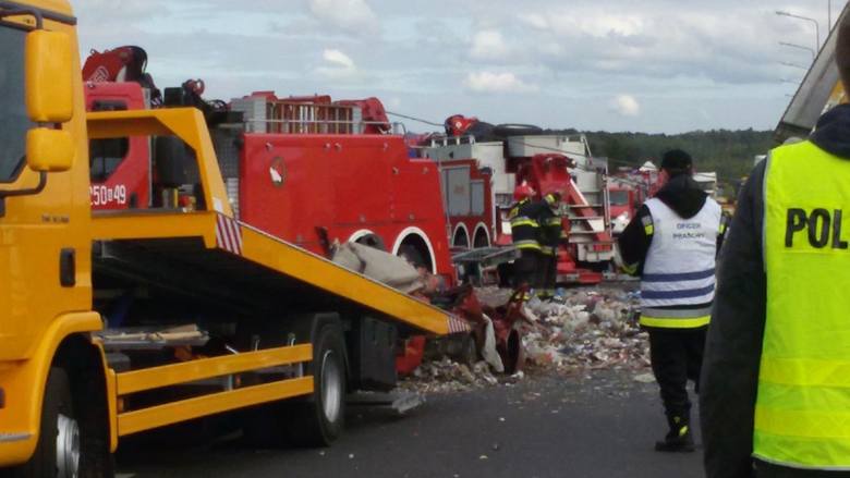 Zdrzenie ciężarówki przewożącej śmieci z samochodem osobowym zakończyło się tragczne. Zmarła 28-letnia kobieta
