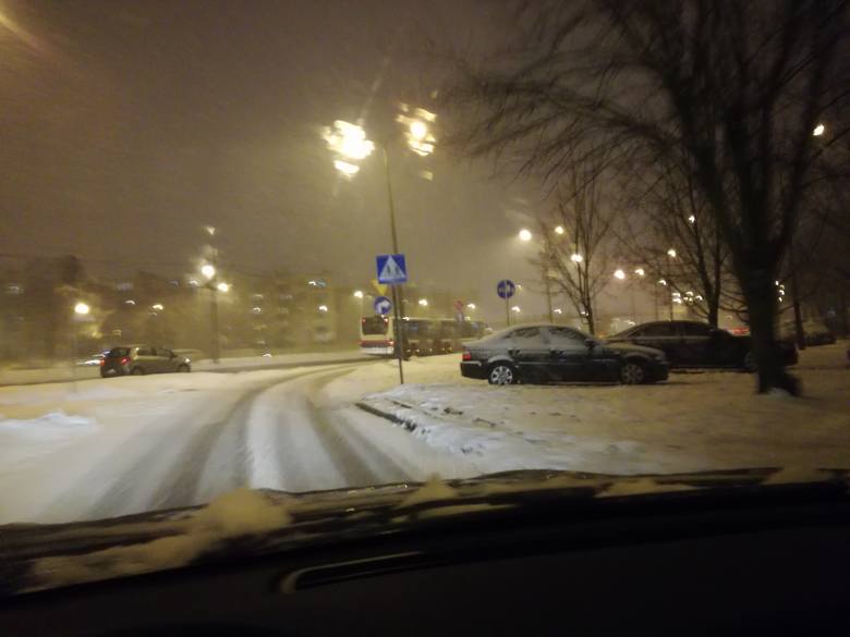 Bydgoszcz, godzina 18.30. Kierowcy z uwagi na warunki atmosferyczne muszą poruszać się bardzo wolno