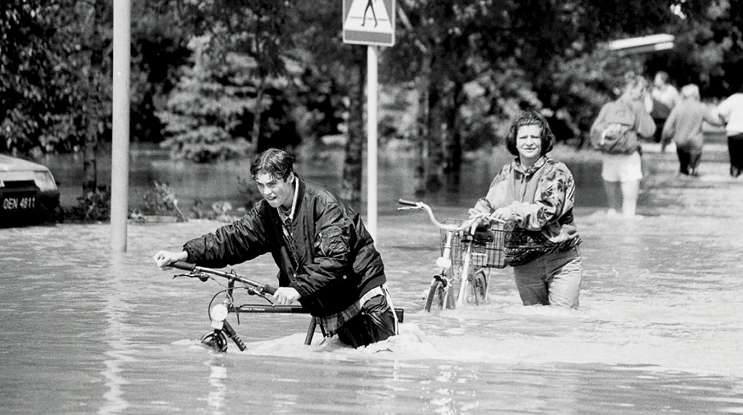 Nysa, 1997. Dwoje rowerzystów próbuje przedrzeć się na suchy ląd. Przejście z rowerem w takich warunkach było nie lada wyczynem.