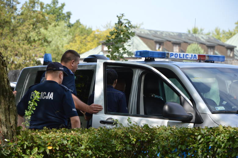 Na miejscu okazało się, że 39-letnia mieszkanka powiatu kutnowskiego znajduje się na czwartym piętrze bloku Łowickiej Spółdzielni Mieszkaniowej w zamkniętym od wewnątrz mieszkaniu z 6-letnią córką.<br /> <br /> Policjanci nakłonili kobietę od otwarcia drzwi. Dzieckiem zajął się jego opiekun...