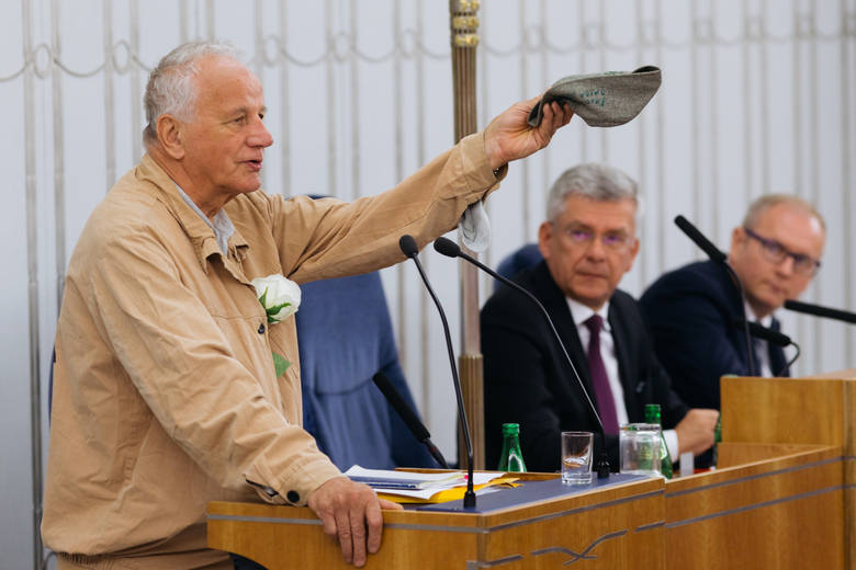 Jan Rulewski 21 lipca wystąpił w Senacie w więziennym drelichu i kaniole, pamiątkach po internowaniu na Białołęce w stanie wojennym. Miał też białą różę. To był jego protest przeciw reformie sądów PiS-u<br /> 