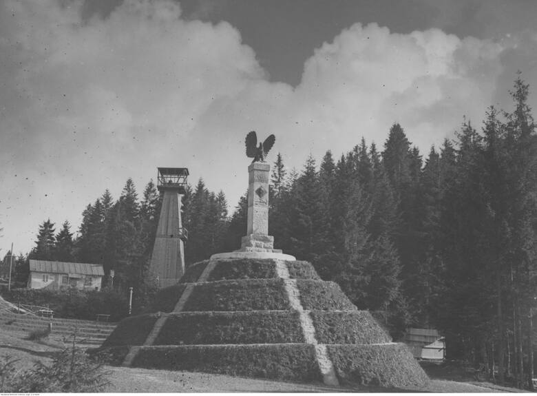 Widok pomnika i kopca w parku Pułaskiego w Krynicy-Zdroju. Zdjęcie archiwalne (1926 - 1939 r.)
