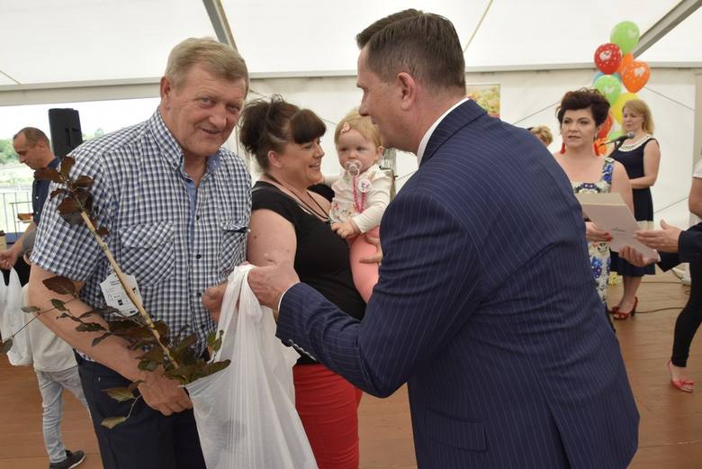 Nad skierniewickim zalewem prezydent Krzysztof Jażdżyk tradycyjnie podczas obchodów Dnia Dziecka wręczył najmłodszym skierniewiczanom sadzonki dębu. W tym roku Drzewko Życia otrzyma ponad 520 skierniewiczan, którzy urodzili się w roku ubiegłym.