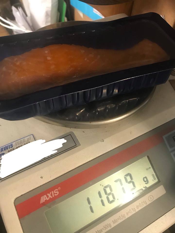 Klient Biedronki zważył łososia. Różne wagi na opakowaniu i na wadze? [zdjęcia]