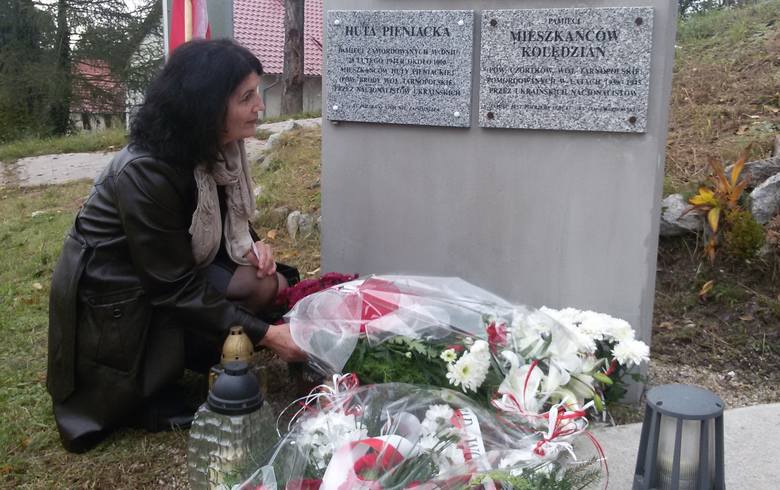 Jolanta Walkowiak przy tablicy poświęconej mieszkańcom Kolędzian. Łężyca 2014