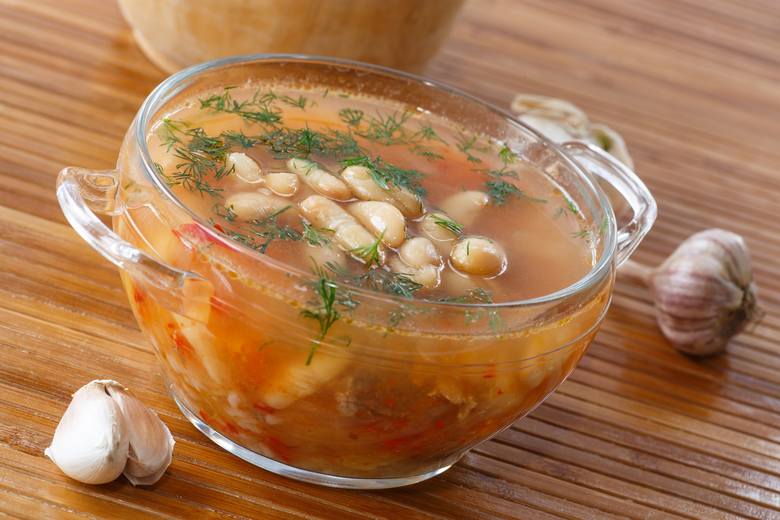 Dieta DASH obfituje w zupy warzywne, które są sycące pomimo niskiej kaloryczności, jak np. zupa jarzynowa z fasolą.