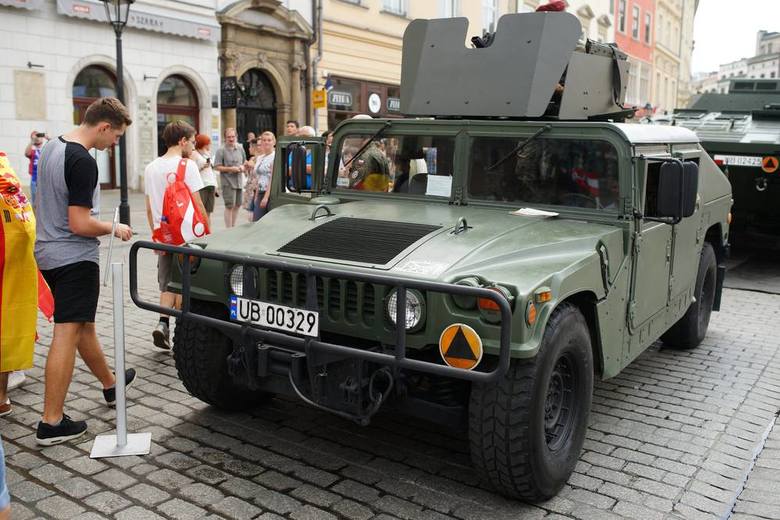 Opancerzony HMMWV przyjechał na krakowski Rynek z żołnierzami z Bielska-Białej