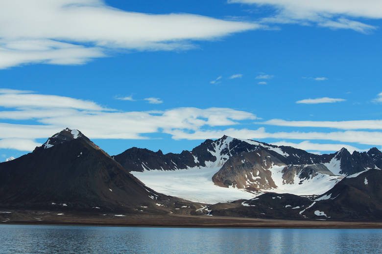 Niezwykły widok na wysokie góry Spitsbergenu