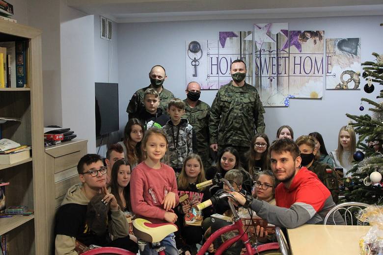 Żołnierze odwiedzili dzieci z prezentami od serca