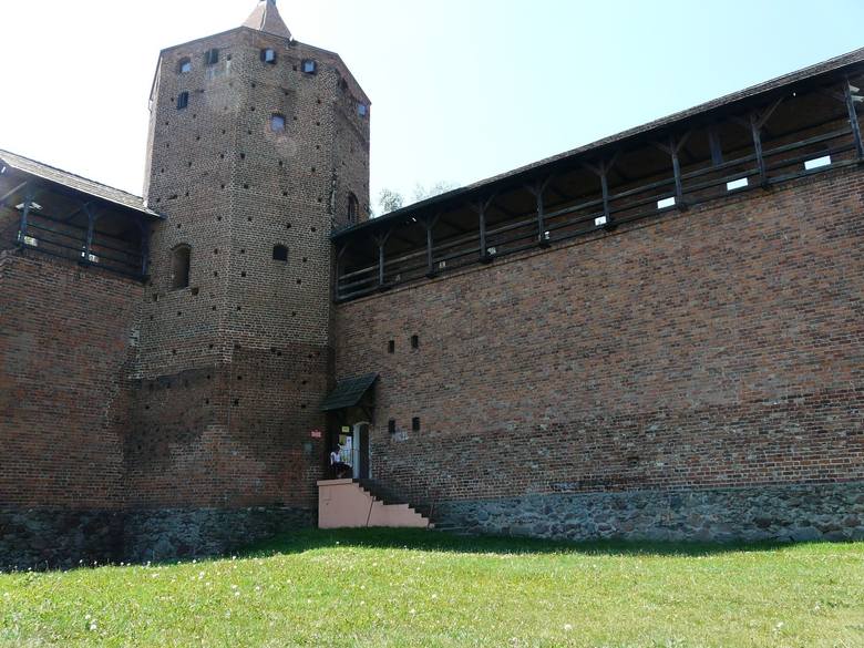 <strong>Zamek Książąt Mazowieckich w Rawie Mazowieckiej</strong><br /> Obecnie z zamku zachowała się odrestaurowana wieża główna z odtworzonymi krótkimi fragmentami murów. Pozostały też niewielkie szczątki muru na całej długości dawnego założenia. 