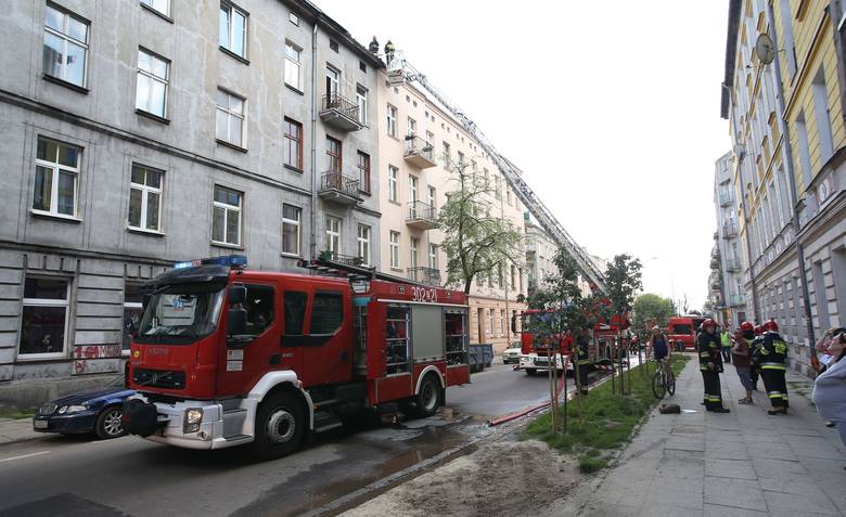 Pożar kamienicy przy ul. 1 Maja. Dach w ogniu