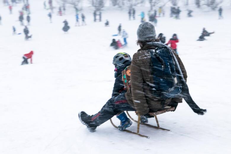 Ferie zimowe to najdłuższa przerwa od szkoły, nie licząc wakacji. To dobra pora, by wybrać się z dziećmi w góry lub poszukać idealnego miejsca na narty,