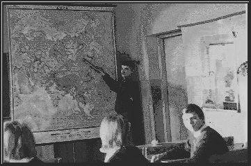 Przed mapą na lekcji geografii odpowiada uczeń  kl. VII D (19671968 r.).