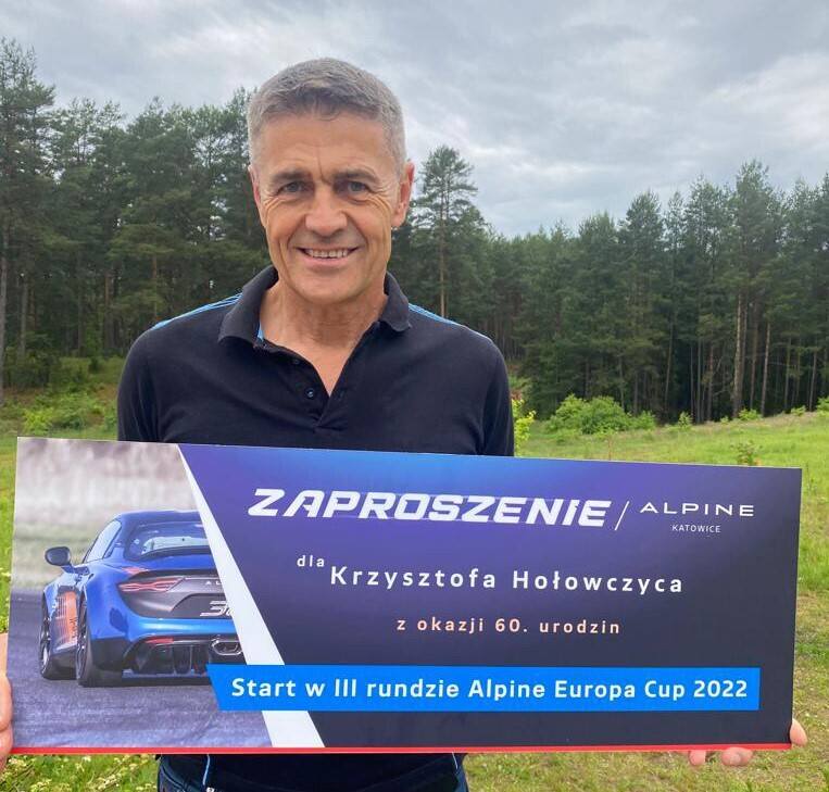 Z okazji swoich sześćdziesiątych urodzin Krzysztof Hołowczyc na jeden weekend zmieni dyscyplinę z rajdów na wyścigi! Na zaproszenie Alpine Katowice olsztynianin