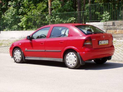 Opel napędzany benzynowym silnikiem 1,4 l o mocy 90 KM jest nieznacznie szybszy od Almery.