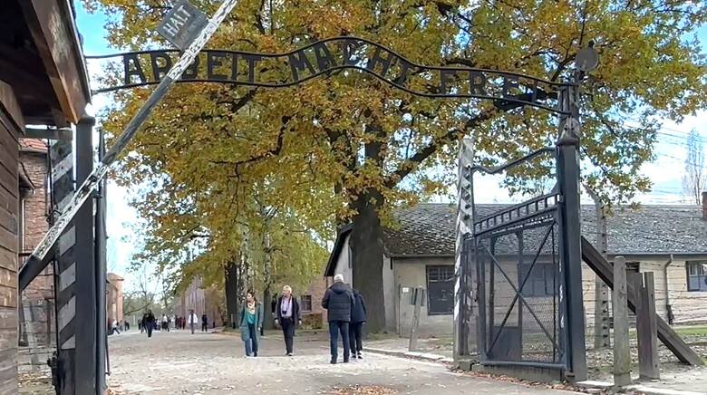 Słynna brama wejściowa do Auschwitz I z napisem "Praca czyni wolnym"
