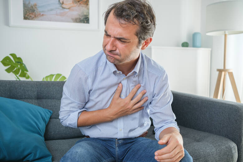 Mężczyzna odczuwa ból w klatce piersiowej