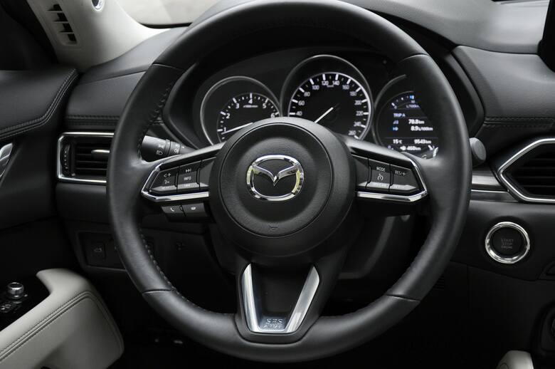 Mazda CX-5 2.0 Sky-G 4x4Nowa Mazda CX-5 błyszczy głębokimi refleksami czerwonego lakieru. Już na pierwszy rzut oka robi dobre wrażenie, ale czy okaże