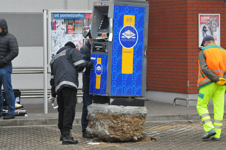 W styczniu 2015 doszło do próby kradzieży bankomatu w Osielsku. Na zdjęciu: policja zabezpiecza ślady na miejscu przestępstwa