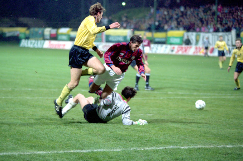 Zinedine Zidane (białe spodenki i tak, czarna czupryna) w walce z J. Jojką (leży) i K. Węgrzynem