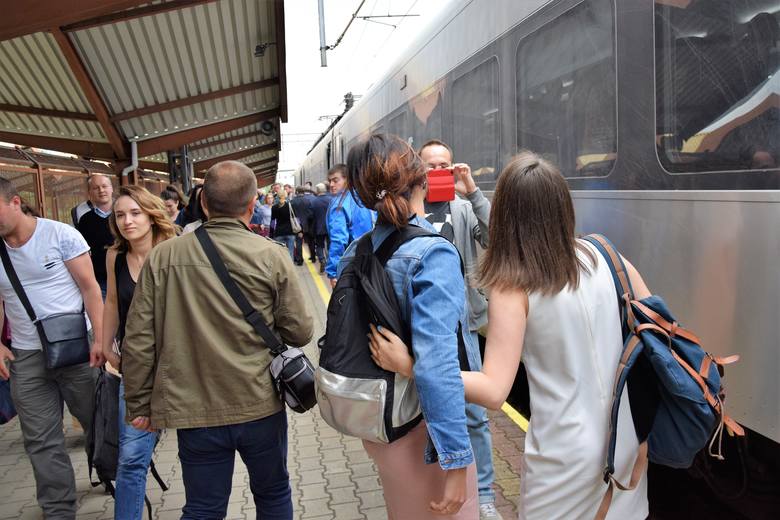 Ekspres z Kijowa do Przemyśla okazał się hitem. Ukraińskie koleje ma w planach uruchamianie następnych połączeń. Ruch jest spory, Przemyśl może zarabiać na ruchu przesiadkowym. Nz. powitanie w niedzielę pierwszego, "bezwizowego" pociągu w Przemyślu.