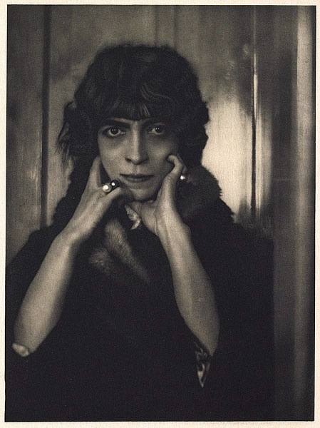 Luisa Casati (1881-1957) – Po ojcu odziedziczyła tytuł książęcy i ogromną fortunę. Była muzą, mecenaską i kochanką wielu słynnych na początku XX w. Zachwycał się nią nie tylko D’Annunzio, ale także Jean Cocteau i Man Ray. Do 1930 r. przepuściła swój majątek i wpadła w ogromne długi. Zmarła w...