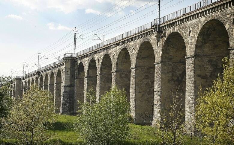 Najdłuższy wiadukt kolejowy został wykonany z piaskowca i ma długość 490 metrów. Po wojnie został odbudowany i do dziś przejeżdżają po nim pociągi w