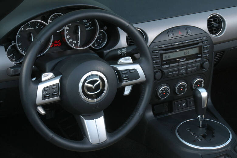 Wnętrze Mazdy MX-5 ze skrzynią automatyczną, Fot Mazda MX-5