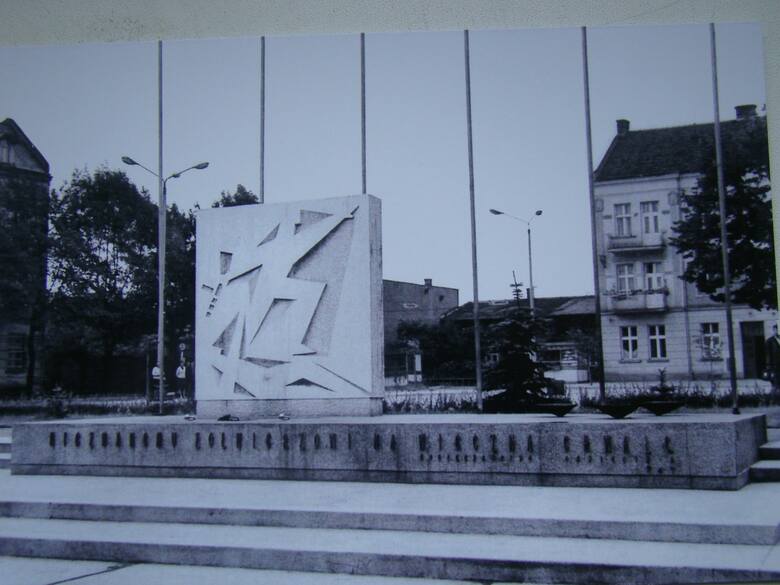 Pomnik na placu KościuszkiMłode pokolenie oświęcimian tego pomnika na placu Kościuszki także sobie nie przypomina. Obelisk przedstawiający żołnierza