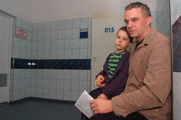 Andrzej Brot z 6-letnim synem Michałem czekał ponad godzinę na pomoc stomatologa.