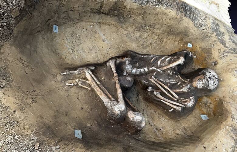 Ciekawe odkrycia pochówku szkieletowego sprzed 7 tys. lat na Rynku w Słomnikach