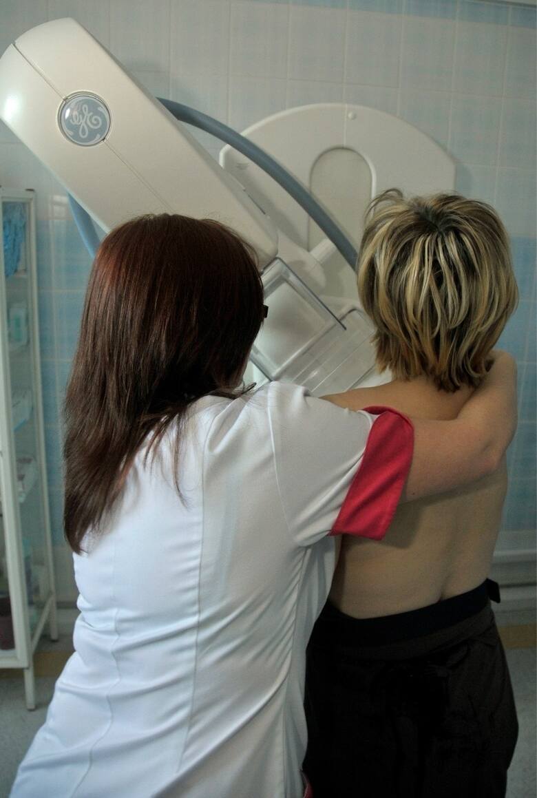 Profilaktyczną mammografię na NFZ mogą zrobić panie w wieku 45 - 74 lata. Dzięki tej zmianie z programu profilaktycznego raka piersi skorzysta jeszcze