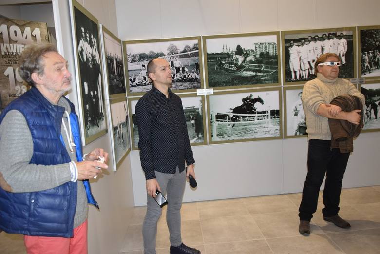 We wtorek, 29 października w Muzeum Historycznym odbył się wernisaż wystawy „Sport polski na dawnej fotografii w trójwymiarze”. Wystawa ta była prezentowana już w Polsce i za granicą – między innymi w Chinach. Została wypożyczona z Muzeum Historii Sportu i Turystyki w Warszawie.
