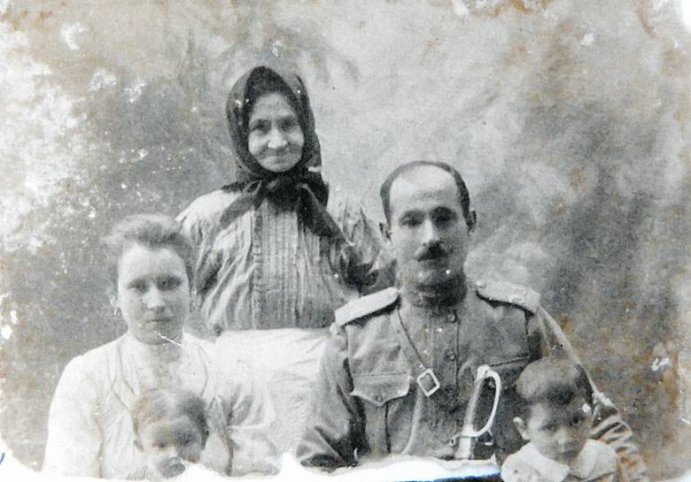 Maria i Piotr Szeremetowie, rodzice pana Leona, zostali zamordowani 13 maja 1943. Na zdjęciu także babunia Maria (matka ojca) oraz Janek i Pola.