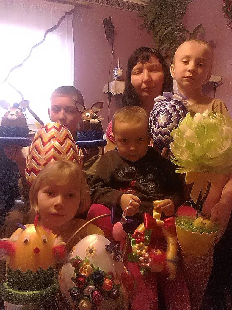 Pani Katarzyna Bednarz i jej dzieci, które już pomagają mamie w tworzeniu pięknych ozdób. 
