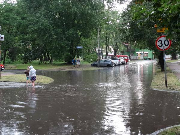 Burza na Śląsku : już grzmi i pada deszcz. <br /> <br /> W Sosnowcu całkowicie zalana jest ul. Kierocińskiej