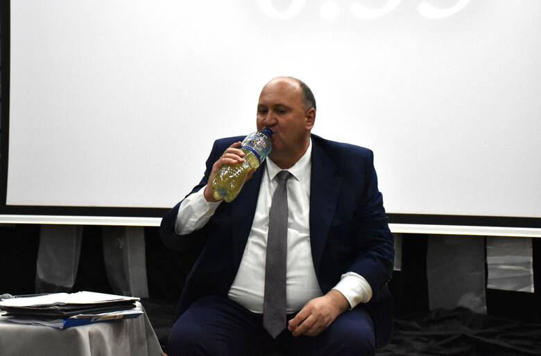 Obecny burmistrz Czarnego był podczas debaty bardzo spragniony - napił się wyraźnie żółtej wody z kranu przyniesionej w butelkach przez jednego z mi