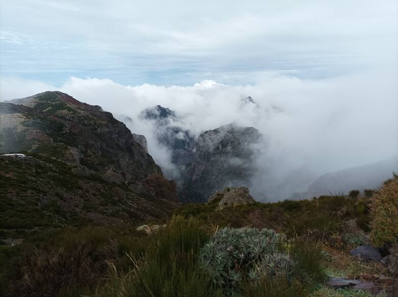 A gdy mgła się unosi, góry Madery wyglądają jak krawędzie wielkiego garnka z kipiącą zupą.