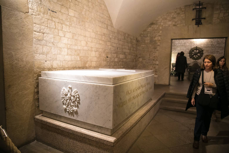 Nowy sarkofag, w którym spoczną trumny z ciałami Marii i Lecha Kaczyńskich.