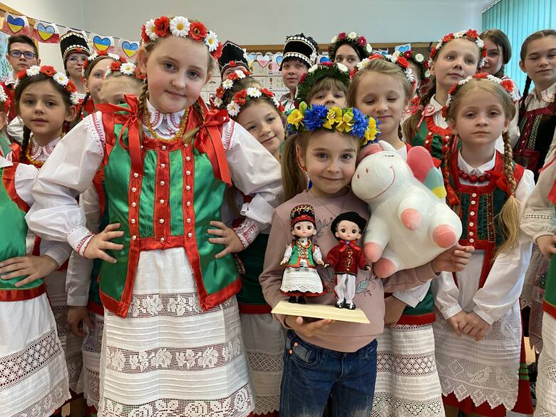 Łyse. Amelka - 7-letnia dziewczynka-symbol walczącej Ukrainy - gościem szkoły podstawowej w Łysych, 2.06.2022. Zdjęcia