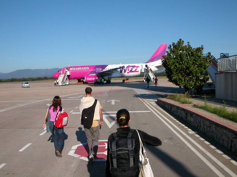 Pasażerowie zmierzający w stronę samolotu