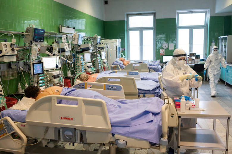 Lekarze i pielęgniarki z intensywnej terapii Szpitala Wojskowego w Krakowie mówią zgodnie: pandemia wywróciła nasze życie do góry nogami