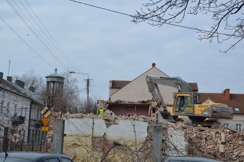 Kolejna kamienica znika z centrum Łowicza