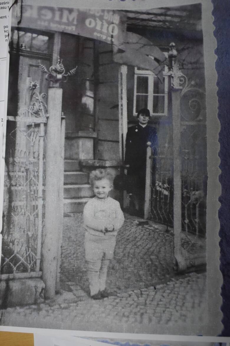 Mały chłopiec na zdjęciu to wujek obecnego właściciela przyszłej cukierni w Krośnie Odrzańskim - Jörga Miekley.