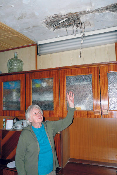 Irena Stefańska obawia się, że lada chwila  mogą runąć kolejne fragmenty stropu.  