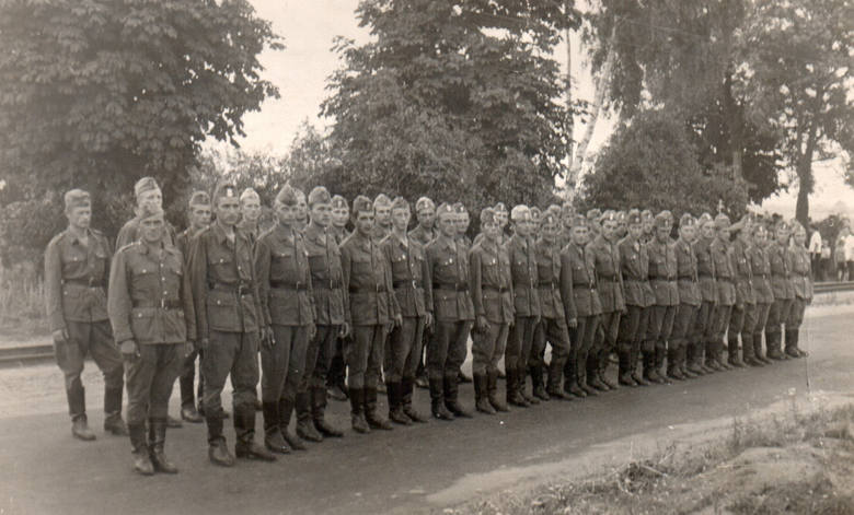 Wysokie buty i furażerki odróżniały żołnierzy OTK od ich kolegów z jednostek liniowych
