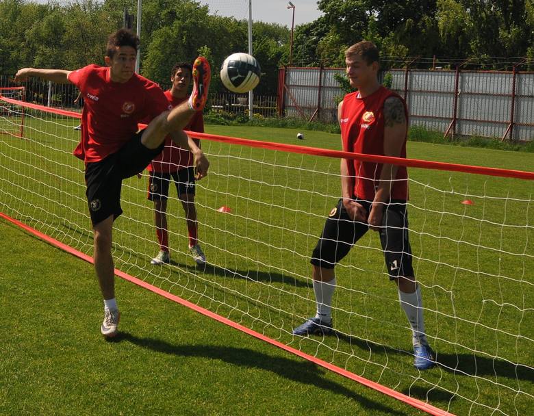 Na ostatnim treningu piłkarze Widzewa grali w siatkonogę.